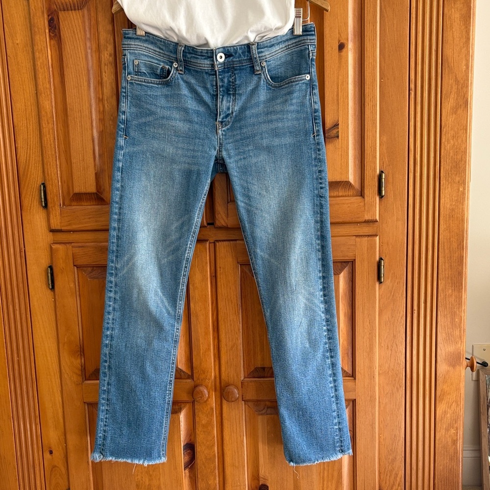 Anthropologie Pilcro Jeans slim Straight Leg
Fringed hem great condition